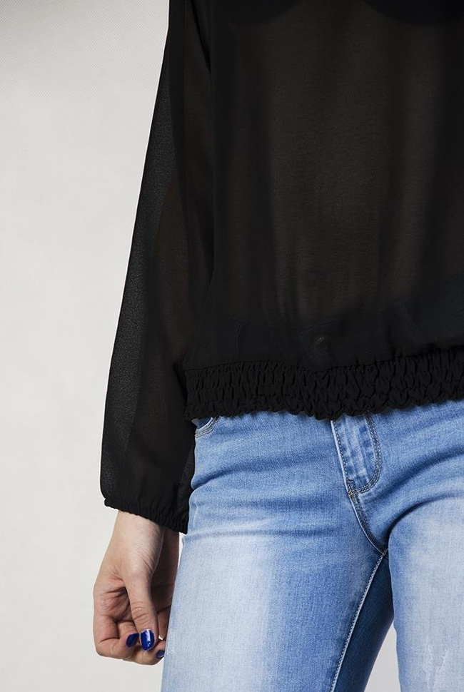 Czarna bluzka z rozcięciem z tyłu