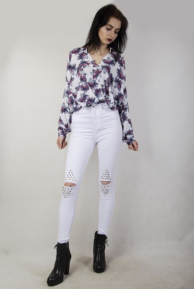 Białe spodnie skinny jeans z ćwiekami i dziurami