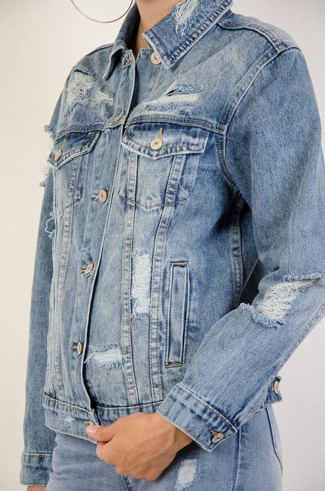 Kurtka jeansowa zapinana na guziki, z przetarciami