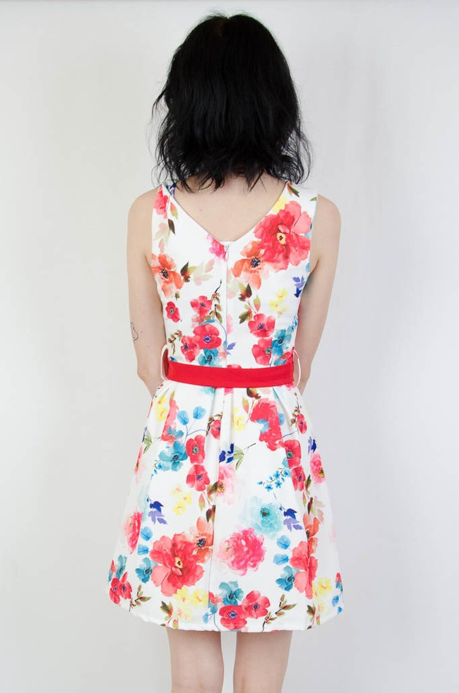 BIAŁA SUKIENKA W KOLOROWE KWIATY Z PASKIEM W TALII