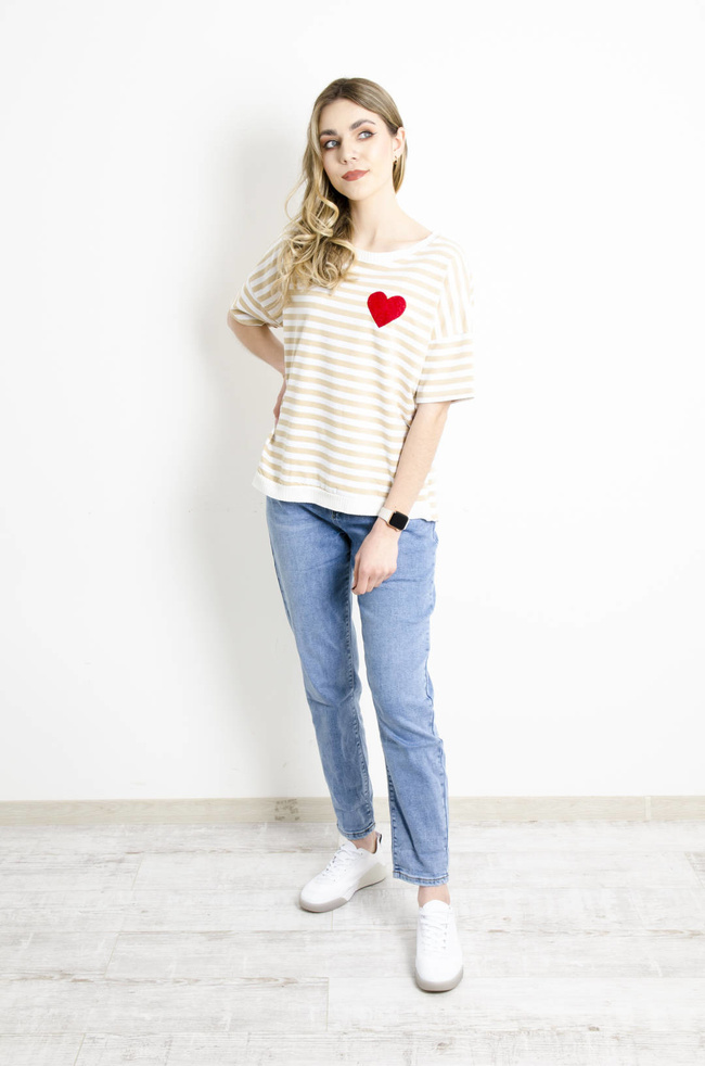 T-SHIRT BIAŁO-BEŻOWY W PASKI Z SERDUSZKIEM