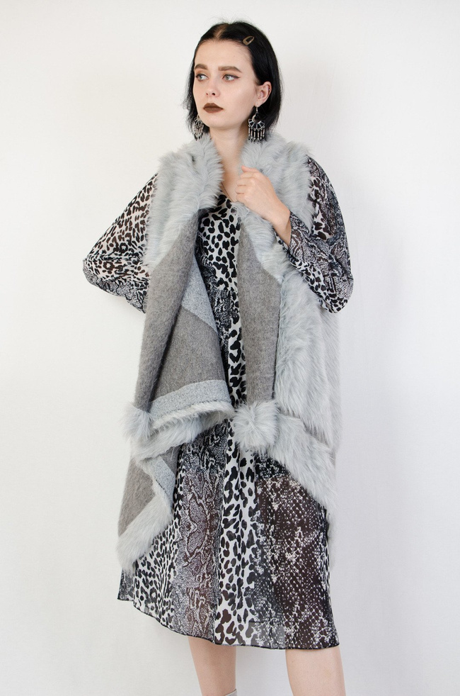 Futrzana jasnoszara kamizelka o asymetrycznym kroju