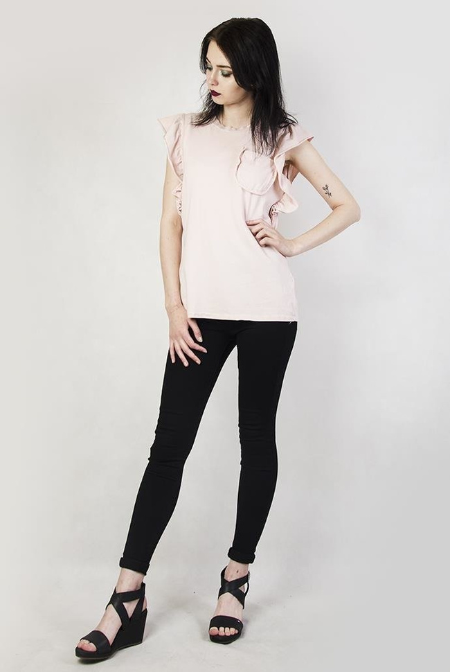 Jasnoróżowa bluzka z kieszonką i falbankami