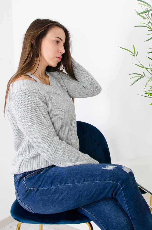 SZARY SWETER NA RAMIĄCZKACH