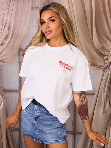 T-SHIRT Z CZERWONYM NAPISEM I APLIKACJĄ NA PLECACH- BIAŁY