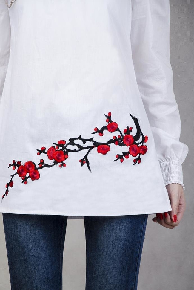 Biała koszula z hiszpańskim dekoltem i czerwonymi kwiatami