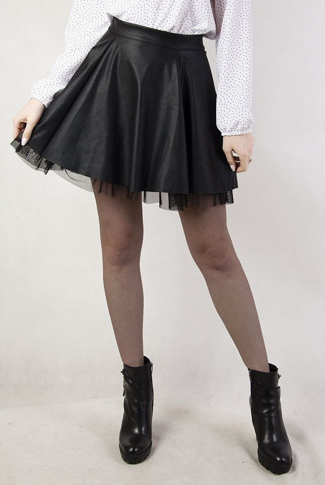 Skórkowa rozkloszowana spódnica w kolorze czarnym z dodatkiem tiulu