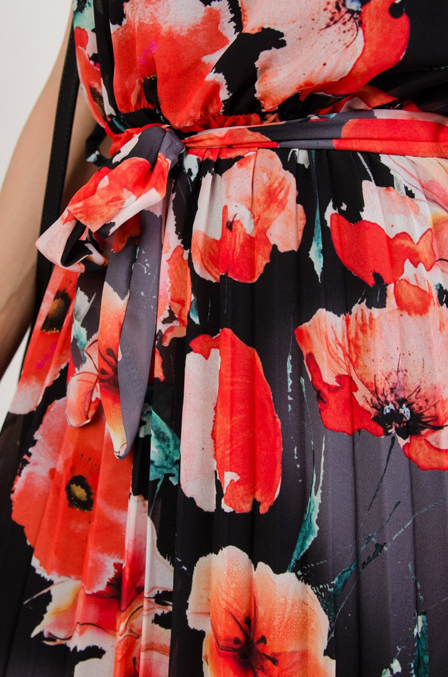 Czarna sukienka w maki z plisowanym dołem