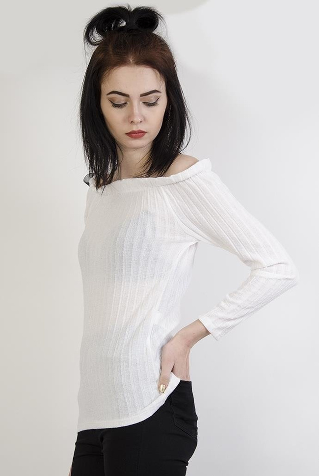 Biała prążkowana bluzka z odkrytymi ramionami wiązana czarną wstążką