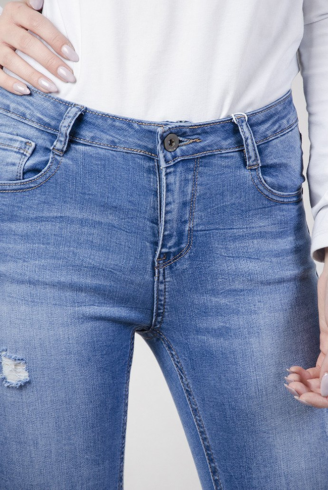 Jasne spodnie jeansowe przylegające