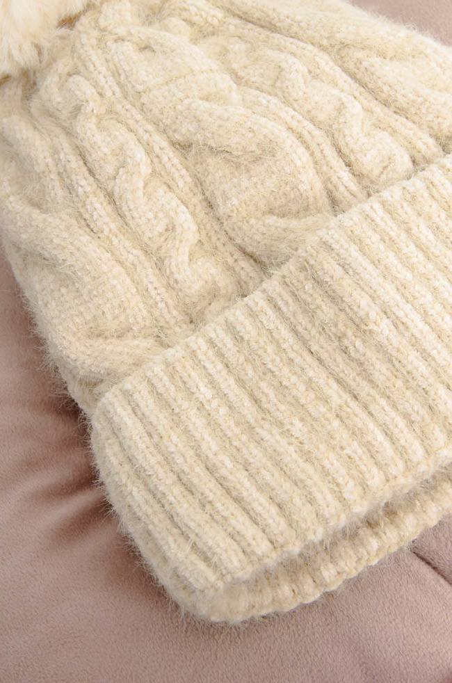 BEŻOWA OCIEPLANA CZAPKA Z POMPONEM