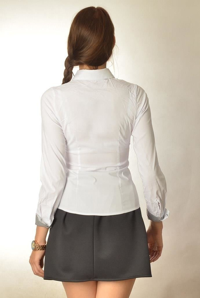 Biała koszula z wywijanymi mankietami