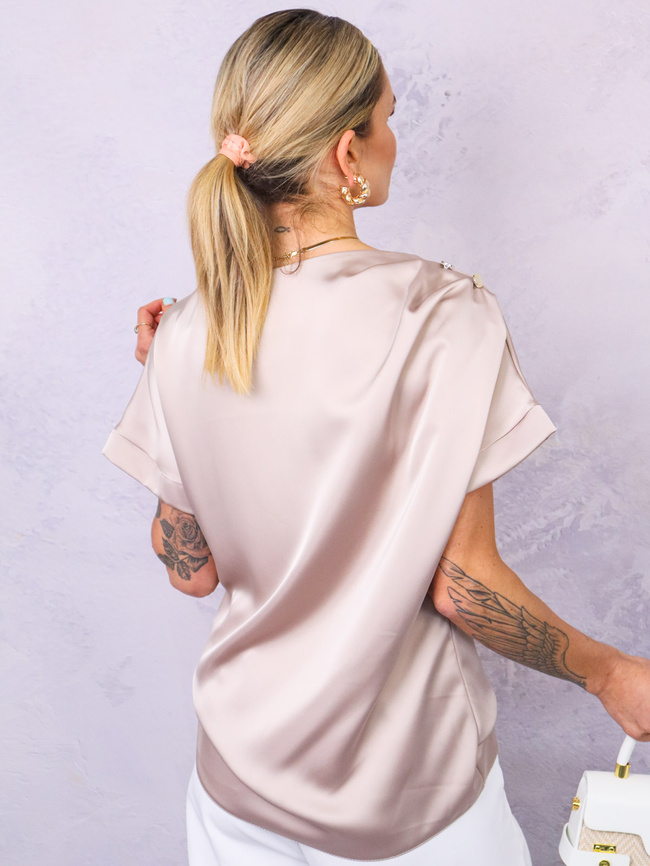 SATYNOWA BLUZKA Z OZDOBNYMI GUZIKAMI NA RAMIENIU- BEŻOWA