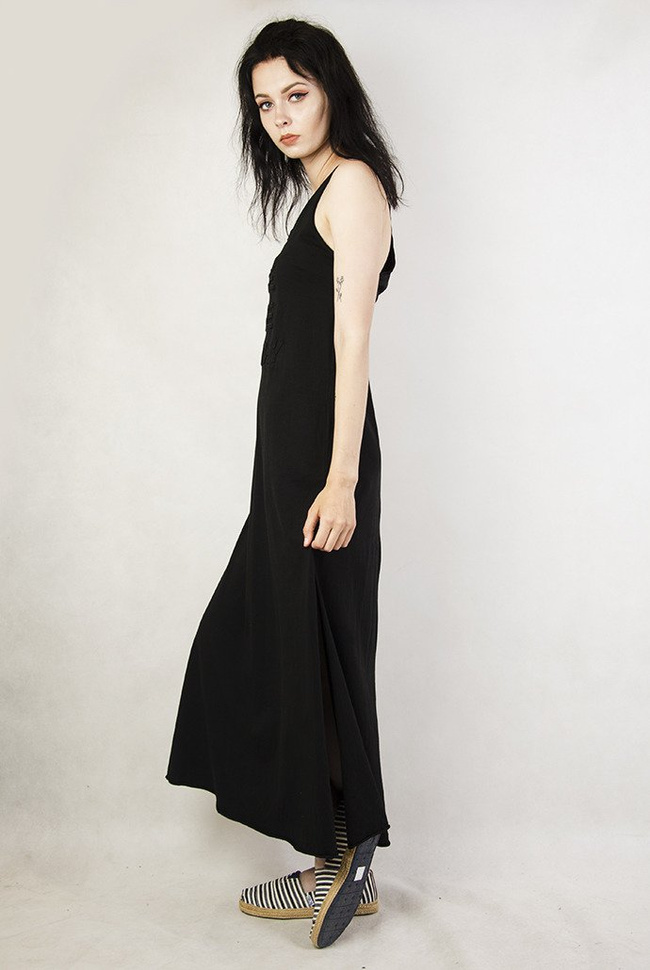 Długa, czarna sukienka na ramiączka