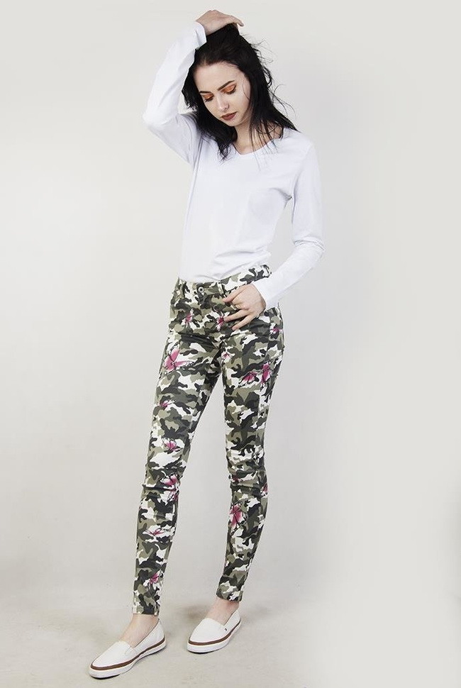 Spodnie moro z motylami