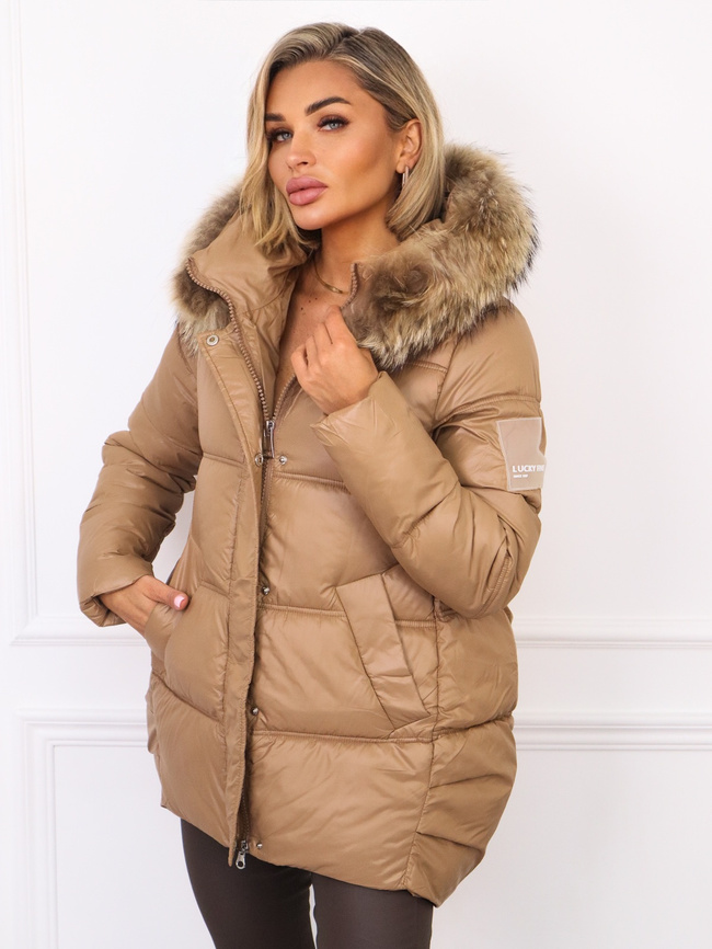 KURTKA ASYMETRYCZNA Z NASZYWKĄ NA RĘKAWIE I FUTERKIEM- BRĄZOWA