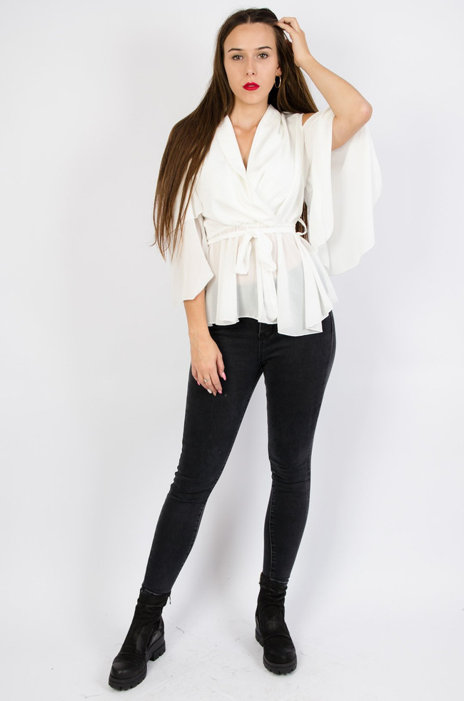 Biała bluzka hiszpanka z odkrytymi ramionami