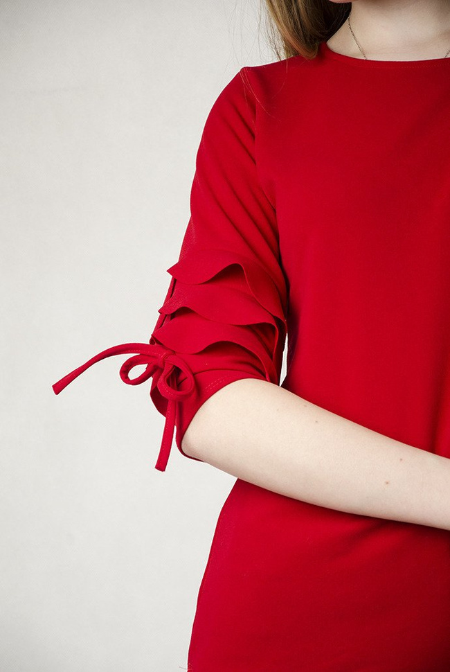 Czerwona bluzka z falbankami przy rękawach