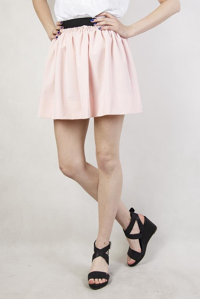 Jasnoróżowa rozkloszowana spódniczka z gumą w pasie