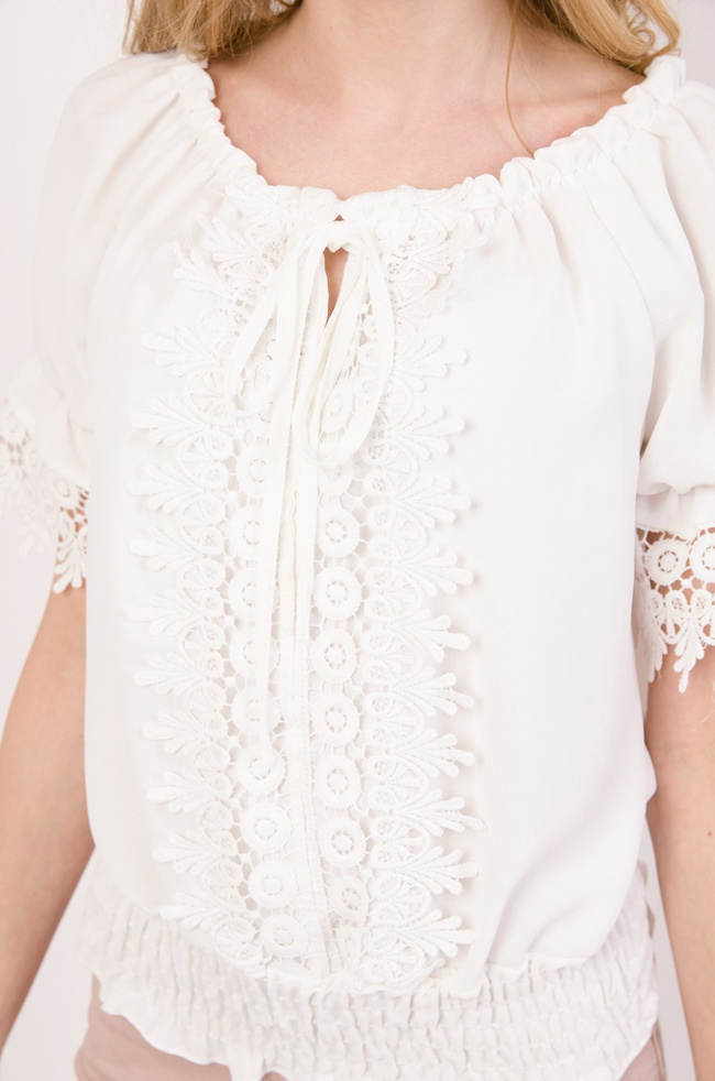 Biała bluzka hiszpanka z koronkowymi wstawkami