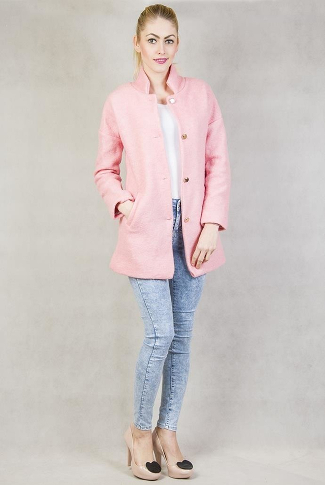 Różowy płaszcz wiosenny zapinany na złote guziki