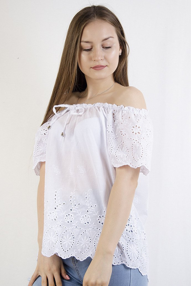 Biała bluzka z ażurowym zdobieniem oraz wiązaniem