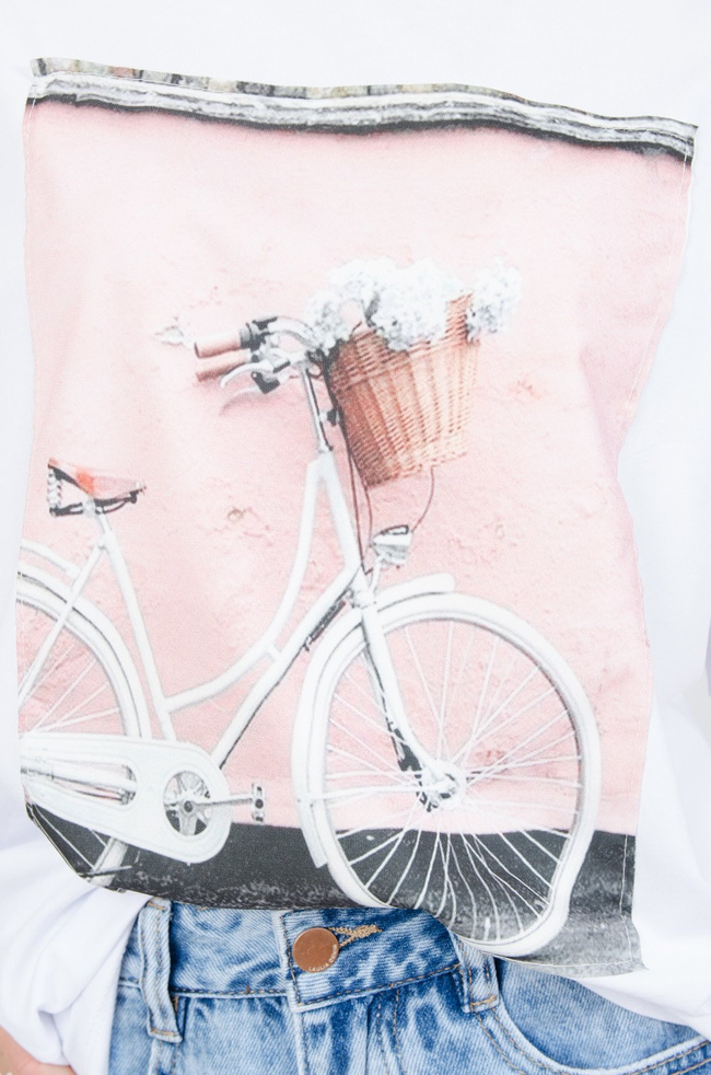 Biała asymetryczna bluzka z naszywką