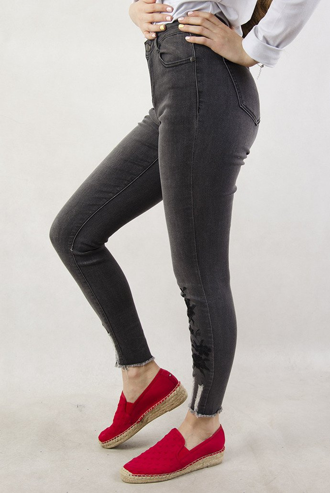 Szare spodnie jeansowe z naszywkami