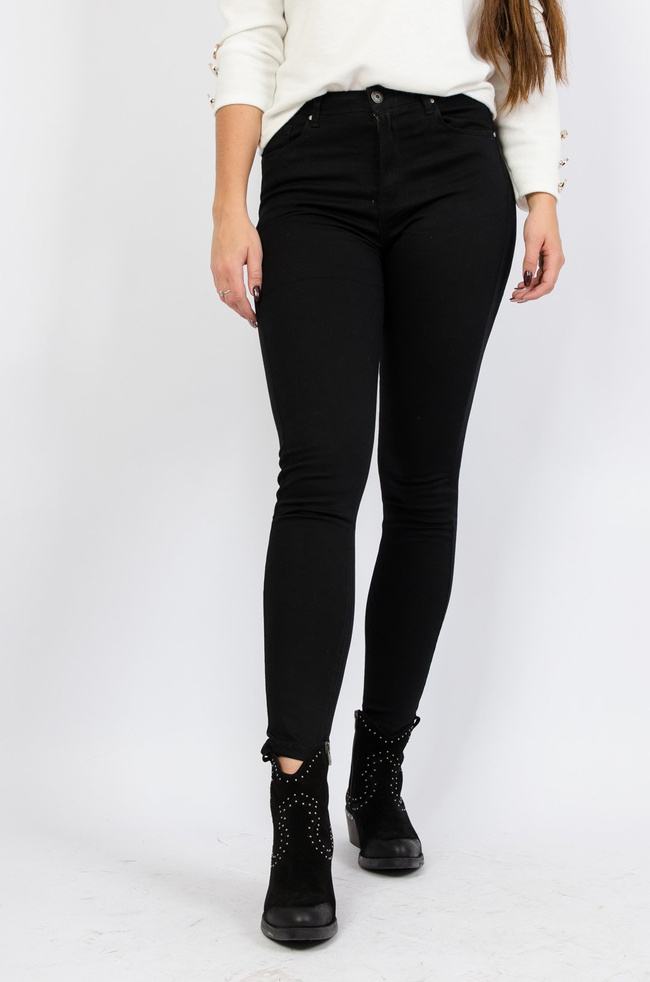 Czarne spodnie skiny z wysokim stanem