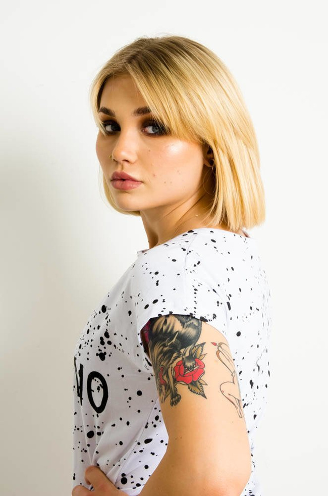 BIAŁY T-SHIRT  W BIAŁE PLAMKI Z NAPISEM -WYCIĘCIE W DEKOLCIE