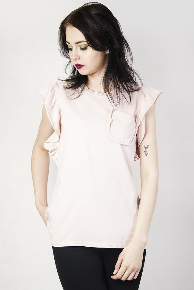 Jasnoróżowa bluzka z kieszonką i falbankami