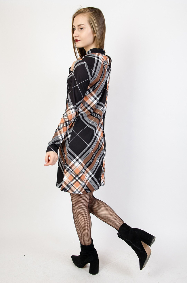 Prosta sukienka w czarno-brązową kratę z długim rękawem