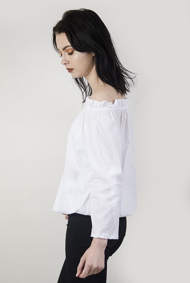 Biała bluzka z szerokim dekoltem i gumką