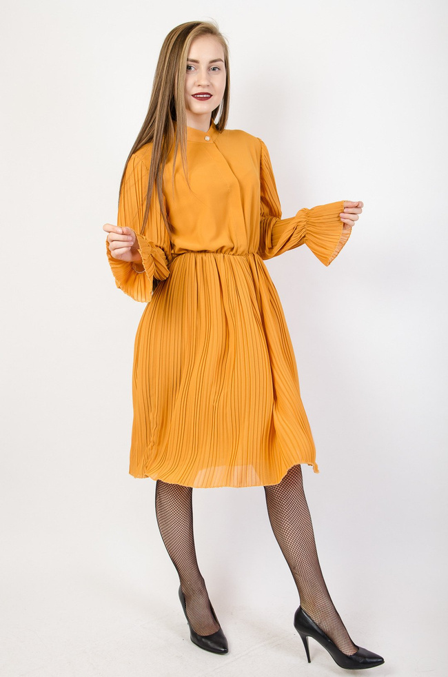 Musztardowa plisowana sukienka midi 