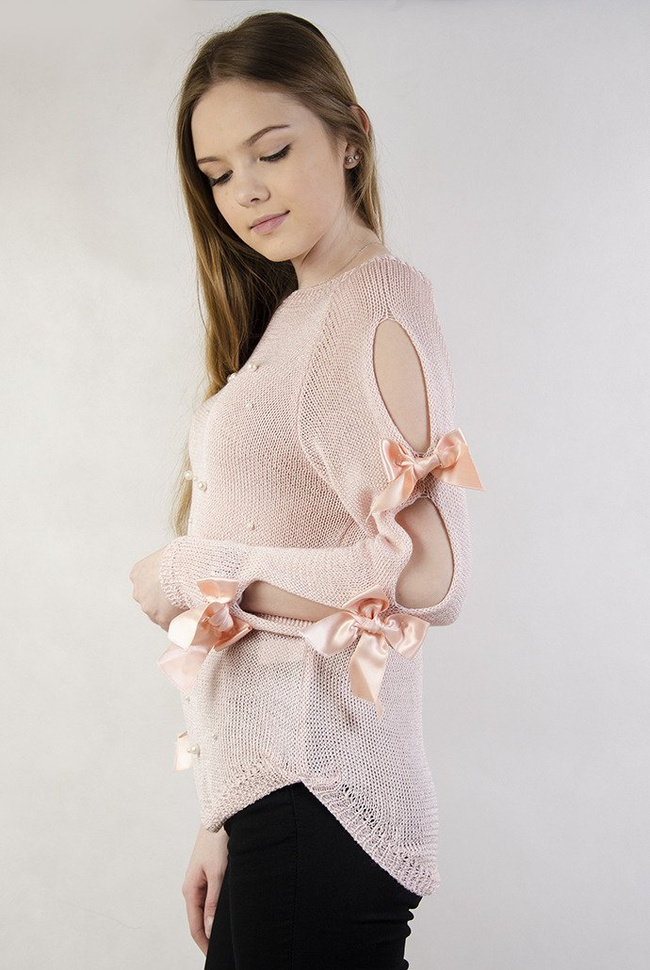 Jasnoróżowy sweter z koralikami