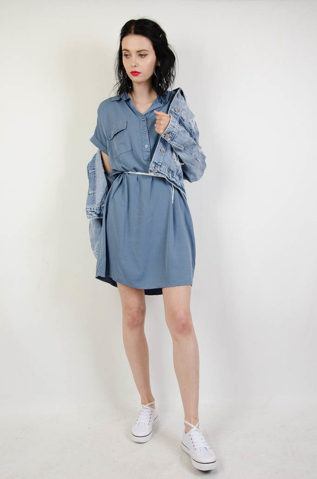 NIEBIESKA SUKIENKA SZMIZJERKA WIĄZANA W PASIE