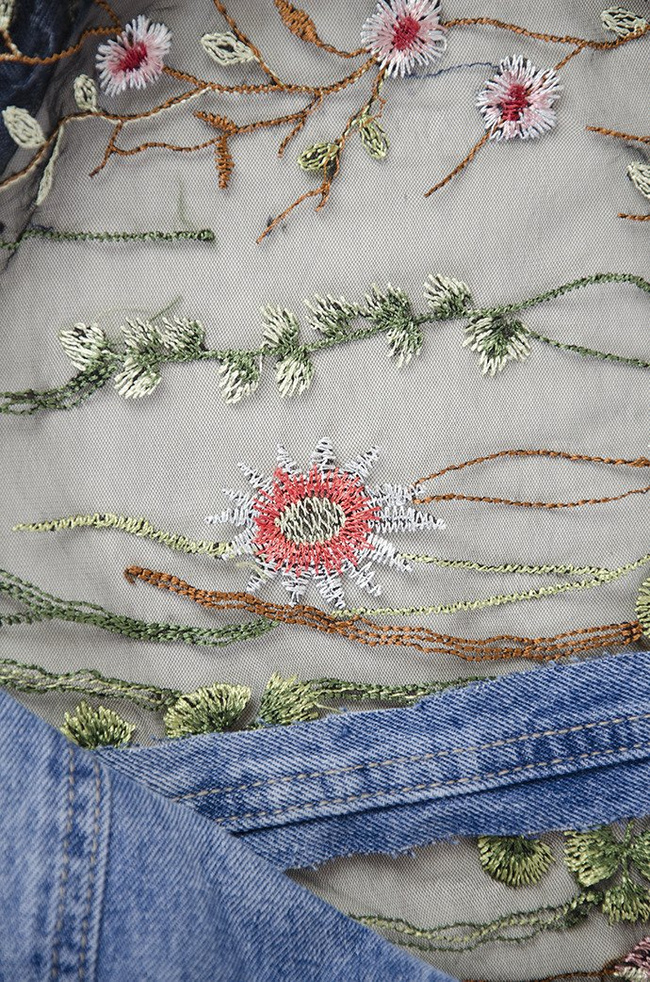 Kurtka jeansowa z haftami i elementami prześwitującymi
