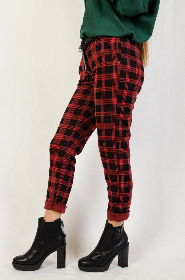 Czerwone spodnie materiałowe w czarną kratę