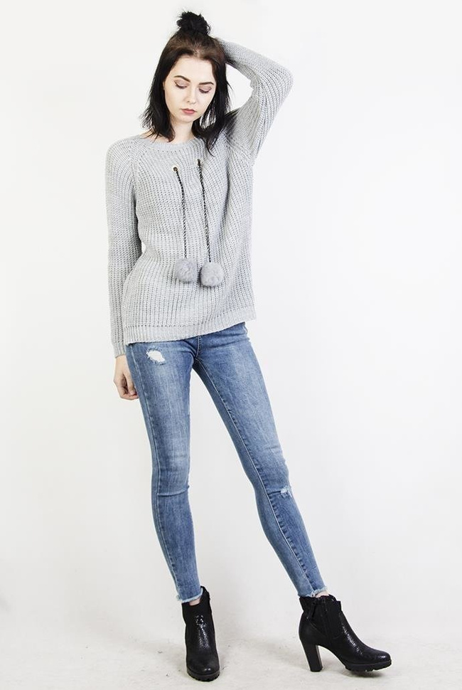 Szary sweter z pomponami na łańcuszku