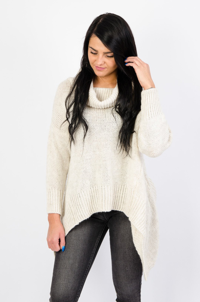 BEŻOWY SWETER-GOLF Z PRZEDŁUŻANYMI BOKAMI