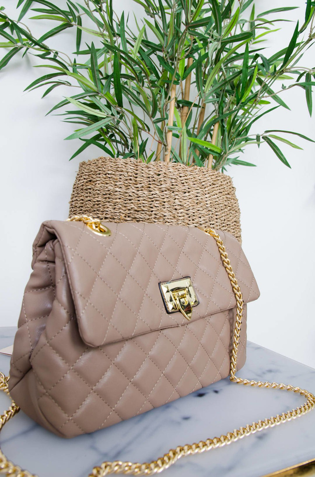 BEŻOWA PIKOWANA CHANELKA NA ZŁOTYM ŁAŃCUSZKU