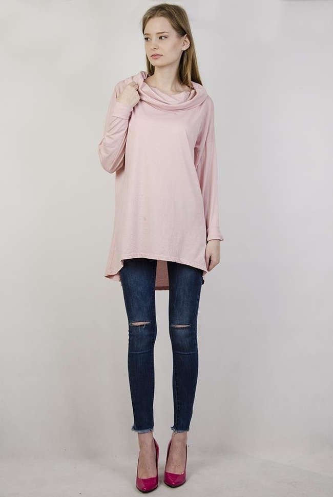 Jasnoróżowa bluzka z kominem