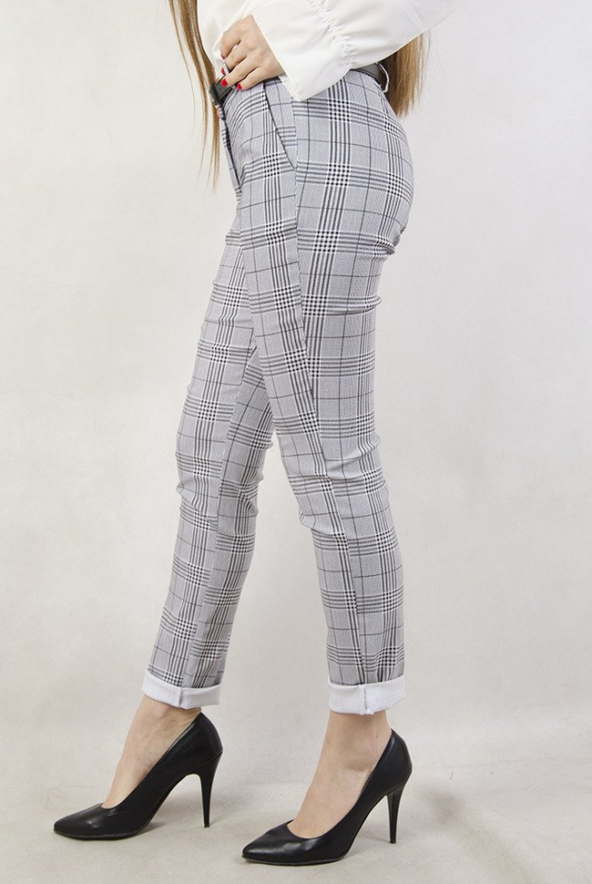 Białe eleganckie spodnie w kratę