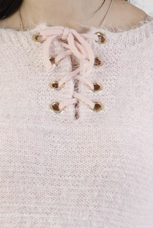 Jasnoróżowy, włochaty sweterek z wiązaniem w dekolcie