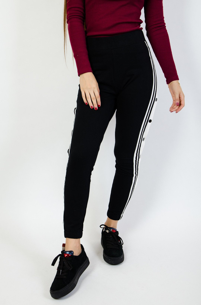 Czarne dresowe spodnie z białymi paskami