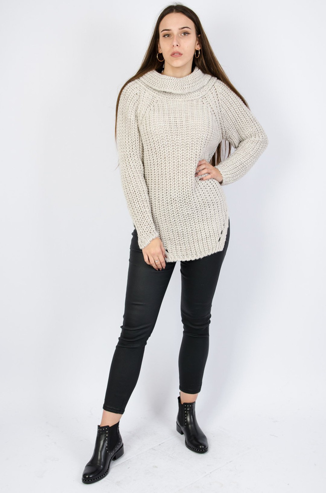 Beżowy sweter z golfem oraz asymetrycznym dołem