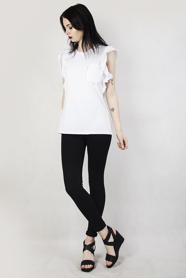 Biała bluzka z kieszonką i falbankami