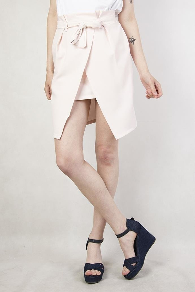 Jasnoróżowa spódniczka z wycięciem i kokardą z przodu