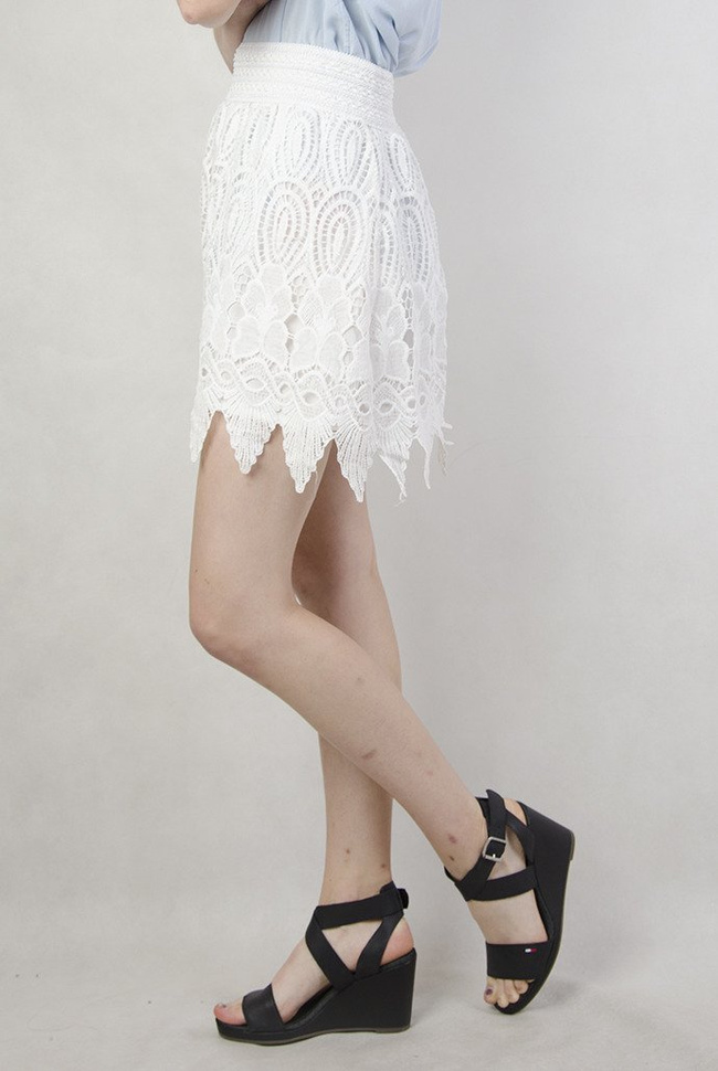 Biała koronkowa spódnica