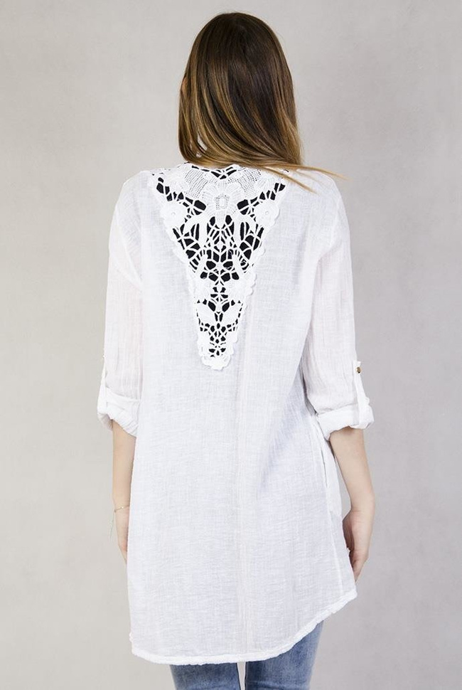 Biała narzutka z ażurowym wzorem na plecach